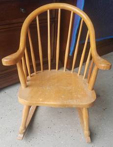 lot 10 image: ANTIQUE CHILD ROCKING CHAIR