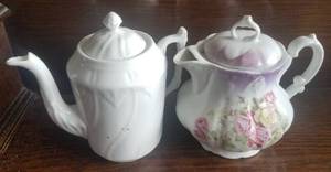 lot 14 image: ASSORTED TEAPOTS