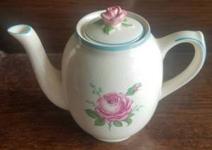 lot 15 image: VINTAGE AMBASSADOR WARE TEAPOT (FONDEVILLE, ENGLAND)