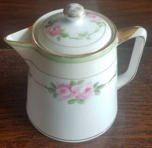 lot 16 image: VINTAGE HANDPAINTED PORCELAIN TEAPOT (NIPPON)