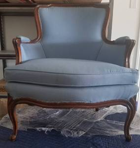 lot 17 image: WOOD FRAME CUSHIONED SIDE CHAIR