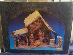 lot 19 image: FONTANINI LIGHTED STABLE FOR NATIVITY VILLAGE