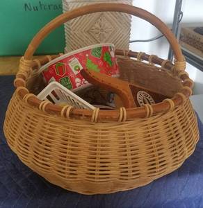 lot 20 image: VINTAGE BASKET WITH ASSORTED CONTENTS