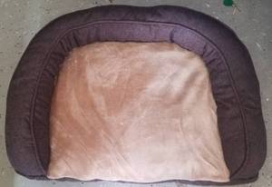 lot 26 image: NEW PET BED