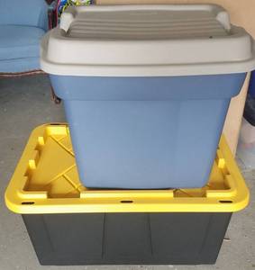 lot 48 image: PLASTIC STORAGE CONTAINERS WITH LIDS
