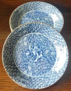 lot 50 image: VINTAGE FITZ AND FLOYD CLOISONNE IN GLAZE BLUE PLATES (1977)