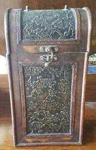 lot 65 image: EMBOSSED DECORATED HOME DECOR BOX