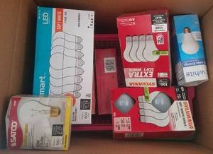 lot 68 image: BOX LOT OF LIGHT BULBS