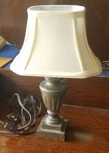 lot 70 image: DESKTABLE TOP LAMP WITH SHADE