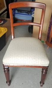 lot 71 image: WOOD FRAME WITH CUSHIONED SEAT CHAIR