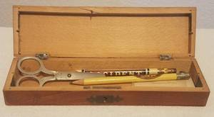lot 85 image: VINTAGE WOODEN LOCKING PENCIL BOX WITH KEY, PENCILS, AND SCISSORS