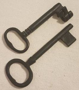lot 87 image: LOT OF 2 VINTAGE CAST IRON KEYS