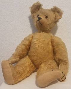 lot 91 image: EARLY 20TH CENTURY ARTICULATED TEDDY BEAR WITH GLASS EYES