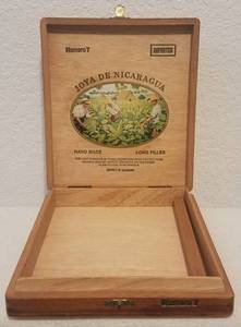 lot 93 image: VINTAGE JOYA DE NICARAGUA CIGAR BOX