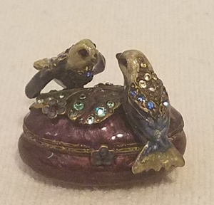 lot 95 image: VINTAGE JAY STRONGWATER LOVE BIRDS ENAMEL AND SWAROVSKI CRYSTALS MINIATURE TRINKET BOX