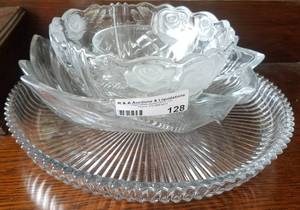 lot 128 image: GLASS SERVING PLATTER AND BOWLS