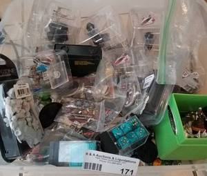 lot 171 image: LOT OF GAME MODELS, COLLECTIBLE TOYS AND MORE