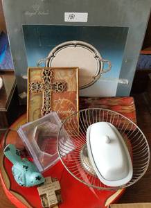 lot 181 image: MIXED LOT OF DECOR ITEMS AND MORE