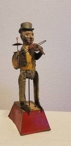 lot 213 image: RARE FIND ANTIQUE EARLY 1900S - 1910S TIN WIND-UP MUSICIAN (YES, IT STILL PLAYS)
