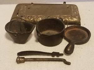 lot 98 image: VINTAGE MINIATURE CAST IRON POTS AND ACCESSORIES