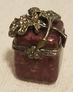 lot 102 image: VINTAGE JAY STRONGWATER ENAMEL AND SWAROVSKI CRYSTALS MINIATURE TRINKET BOX WITH LEAVES
