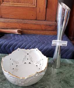 lot 159 image: VINTAGE BOWL AND BUD VASE