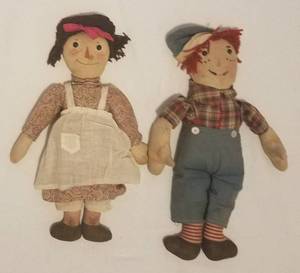 lot 61 image: VERY RARE FIND EARLY LOWER BROWN FEET ANTIQUE VOLLAND CLOTH JOHNNY GRUELLE RAGGEDY ANN AND ANDY RAG DOLLS WITH ORIGINAL CLOTHES (CIRCA 1920) MUST SEE