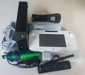 lot 172 image: WII GAME CONSOLE, GAMEPAD CONTROLLER AND MORE
