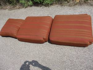 lot 81 image: 3-Lounge Cushions Set