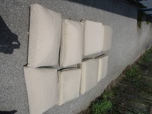 lot 82 image: 8-Lounge Cushions Set