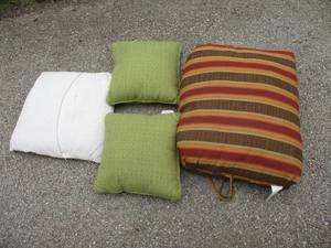 lot 89 image: LOT-1-Lounge Cushion and  4-Pillows