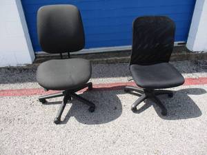 lot 97 image: 2-Office Desk Chairs On Casters