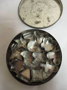 lot 19 image: Vintage- 4- Round Metal Tin with 12-Small Metal Cookie Cutter Forms