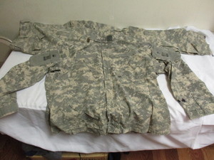 lot 38 image: 1-Set,U.S.Army Digital Camo (ACU) Combat Working Uniform