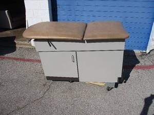 lot 79 image: Clinton Exam  MassageTreatment Table