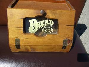 lot 18 image: Vintage Counter Top Bread Box