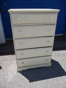 lot 20 image: Vintage 5-Drawer Dersser Chest