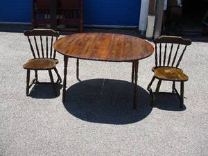 lot 22 image: Vintage Table with removable leaf and 2-Chairs