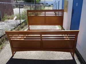 lot 30 image: Sleigh Bed Style King Size Bed Frame