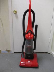 lot 122 image: Dirt Devil Vacuum Cleaner Breeze Cyclonic Corded Bagless Canaster Upright