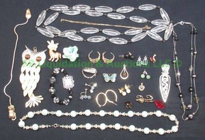 lot 72 image: Assorted fashion jewelry as shown