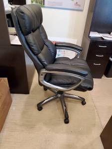 lot 39 image: Faux Leather Office Chair