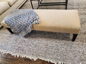 lot 118 image: Southern Furniture Bench with Throw