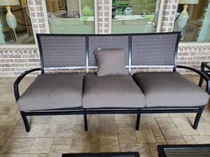 lot 142 image: Summer Classics Sofa with Bottom Cushion & Throw Pillow