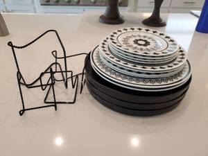lot 157 image: Black & White Plates with Black Chargers