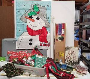 lot 215 image: Christmas Items