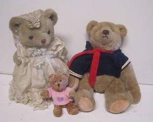 lot 232 image: 3 Stuffed Bears