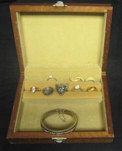 lot 266 image: Rings and bracelet in jewelry box