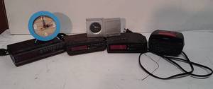 lot 289 image: clocks and clock radios