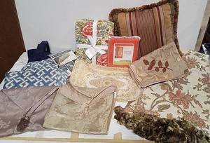 lot 311 image: Textiles